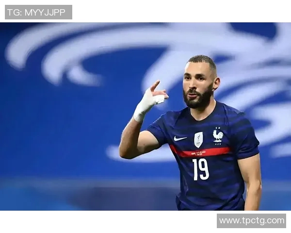 足球明星桌布图片大全尽显球场魅力与风采让你随时感受足球激情与荣耀